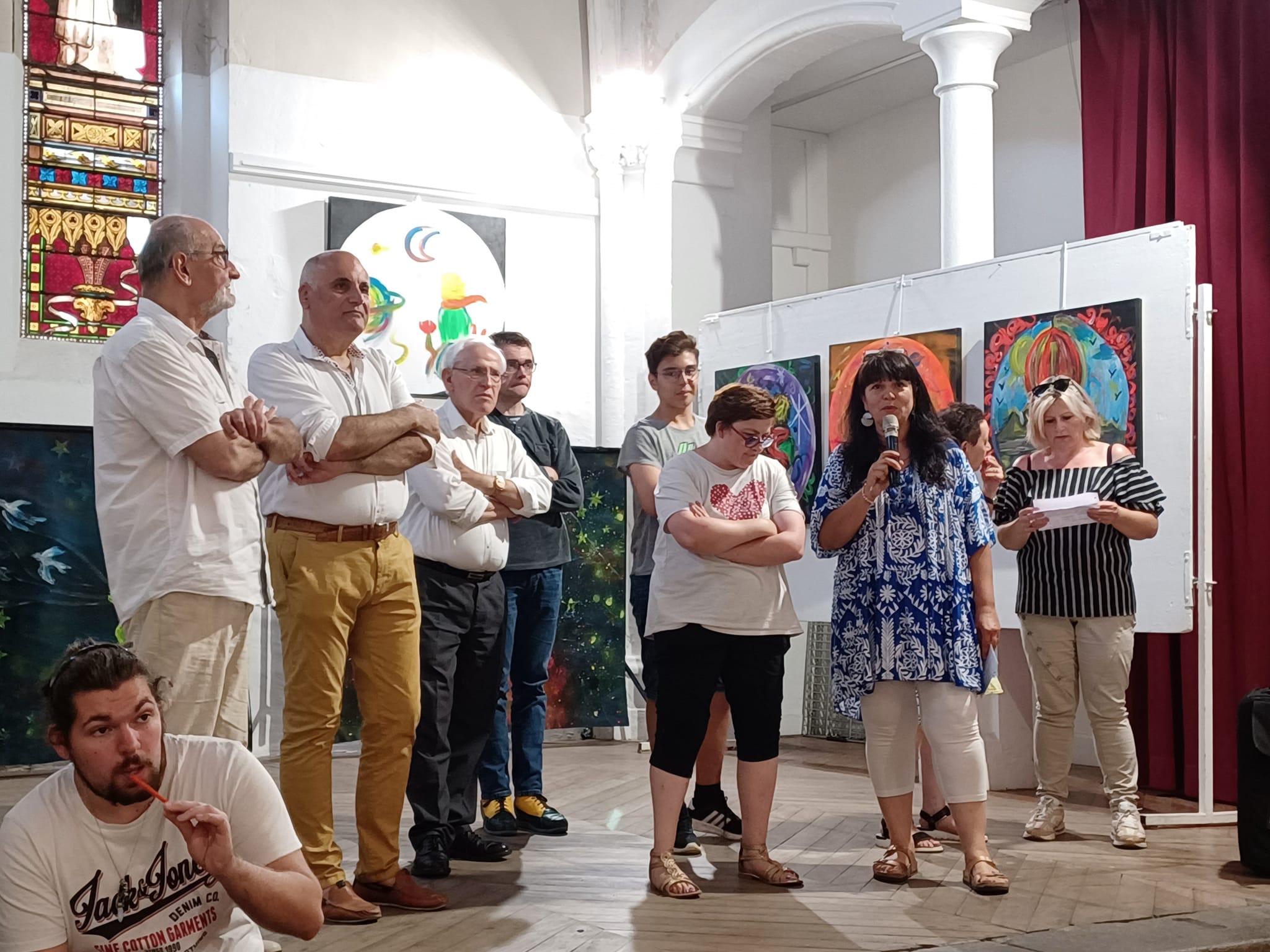 A la chapelle des Dominicaines, sur l'estrade, les discours de l'ensemble des acteurs et partenaires. Le Président de l'APAJH Aude, Jean-Claude Rouanet, la coordinatrice des Arts, Béatrice Barré, le représentant de la Mairie et le Président de la MJC, sans oublier les artistes !