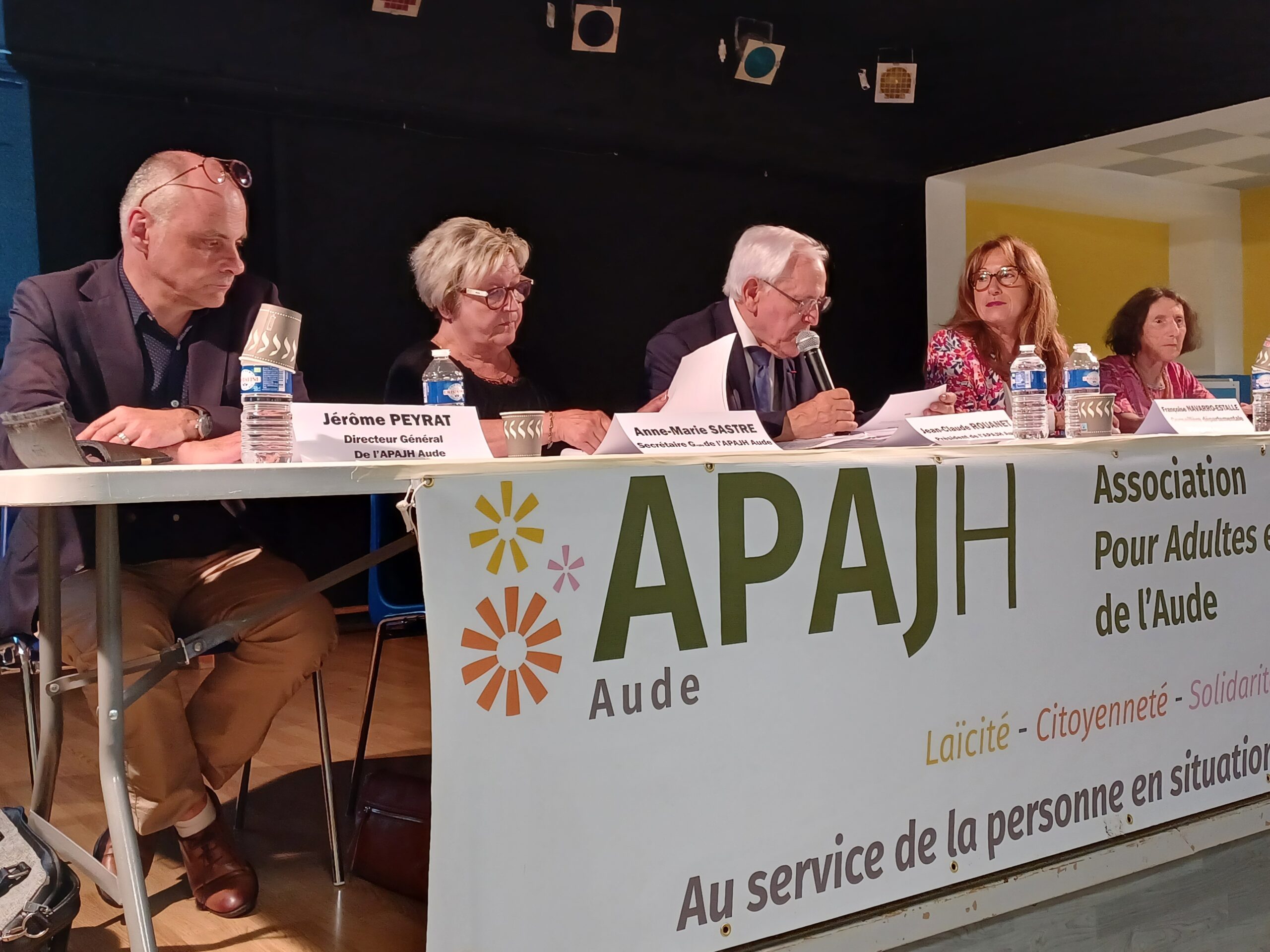 La tribune composée du Directeur général Jérôme Peyrat, de la secrétaire générale Anne-Marie Andrieu, du Président Jean-Claude Rouanet, de Françoise Navarro Estalle représentante du Conseil Départemental et de Suzanne Sire, vice-présidente de l'APAJH Aude