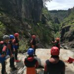 7 personnes écoutent les consignes avant de se lancer dans le canyon