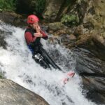 Un jeune sur un toboggan naturel du canyon