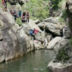 Les jeunes dans le canyon, l'un d'eux saute