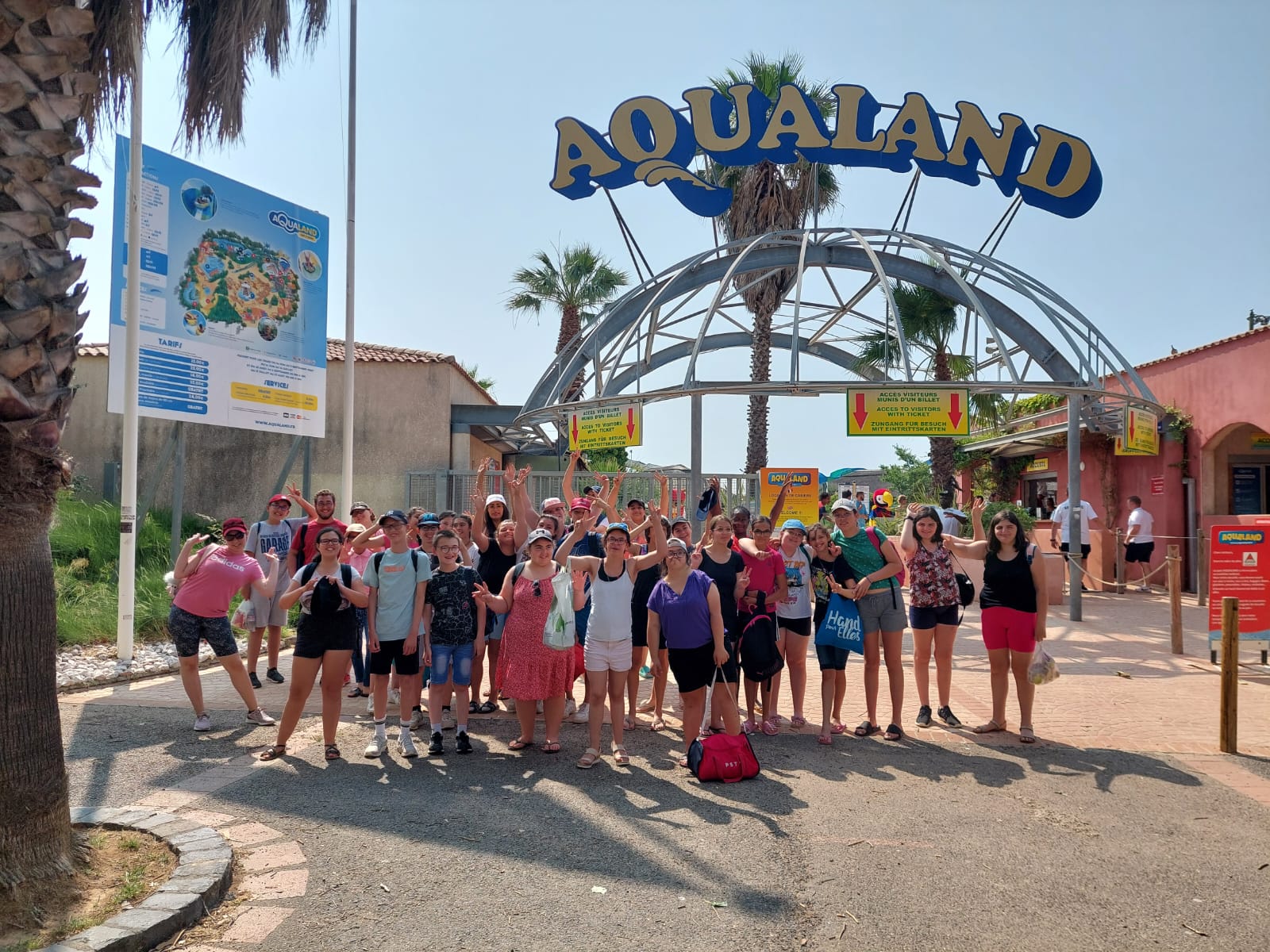 Photo de groupe devant l'entrée du parc