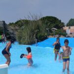 Les jeunes dans un bassin du parc