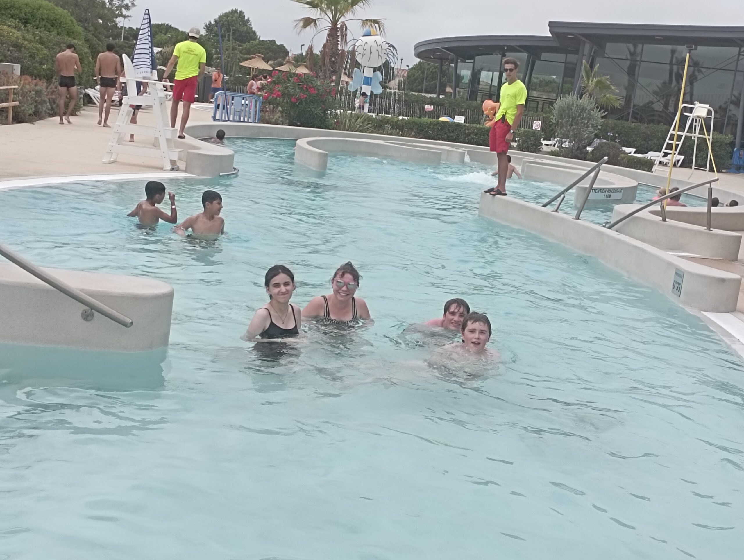 Les jeunes dans un bassin de la balnéo