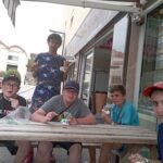 Les jeunes mangent une glace sur le Port