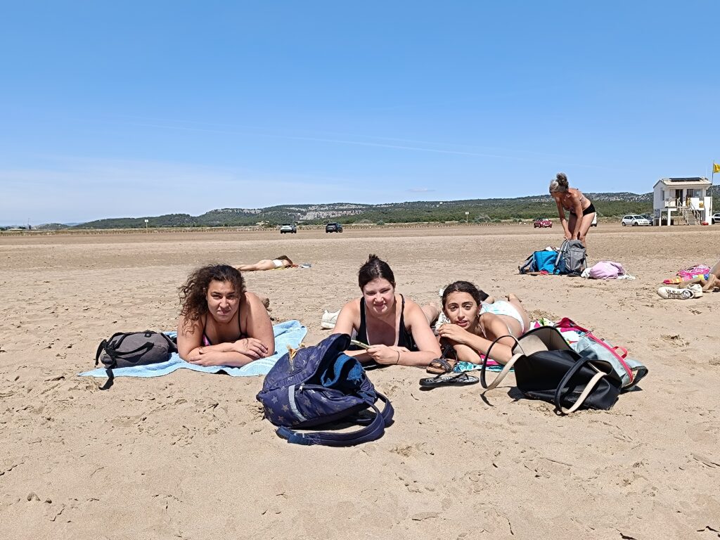 3 jeunes filles sur la plage
