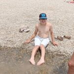 Un jeune homme sur la plage