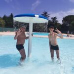 2 jeunes hommes à la piscine de Montolieu