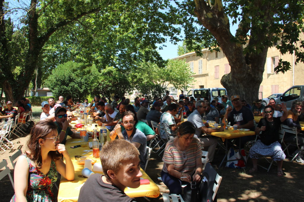 L'ensemble des personnels et travailleurs de l'ESAT 3 terroirs partagent un repas au Domaine de Sainte-Johannès, à l'extérieur, à l'ombre des arbres par un temps magnifique