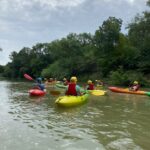 Le groupe en kayak sur l'eau