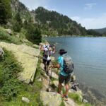 Les randonneurs longent le lac