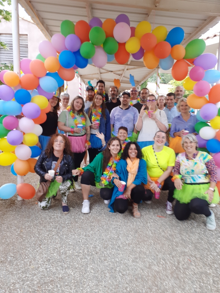 Photo de groupe sous des ballons multicolores