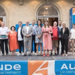 Une jeune fille pause avec son trophée auprès des partenaires