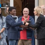 Un jeune homme reçoit un trophée des mains de la Présidente du Conseil Départemental, Hélène Sandragné