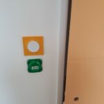 Photo intérieur - interrupteurs contrastés accordés aux portes