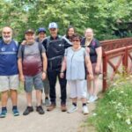 Photo de groupe devant la passerelle