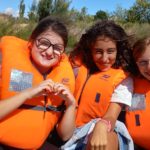 Trois jeunes filles dans un bateau avec un gilet de sauvetage