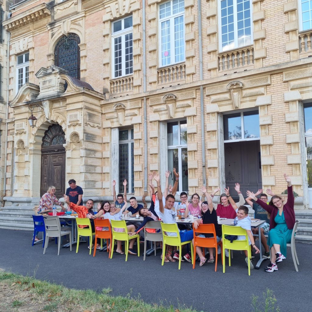 Les internes partagent un repas dans la cour de l'IME