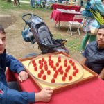 Des jeunes dans le parc de l'IME font des jeux de plein air