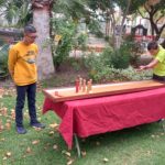 Des jeunes dans le parc de l'IME font des jeux de plein air