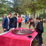 Des jeunes dans le parc de l'IME font des jeux de plein air