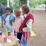 Des jeunes dans le parc de l'IME font des jeux de plein air