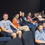 Un groupe de jeunes au cinéma
