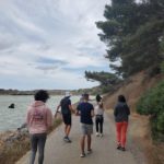 Un groupe de jeunes en promenade à l'étang de Doule à Peyriac de mer