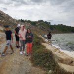 Un groupe de jeunes en promenade à l'étang de Doule à Peyriac de mer