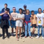 Un groupe en balade en bord de mer