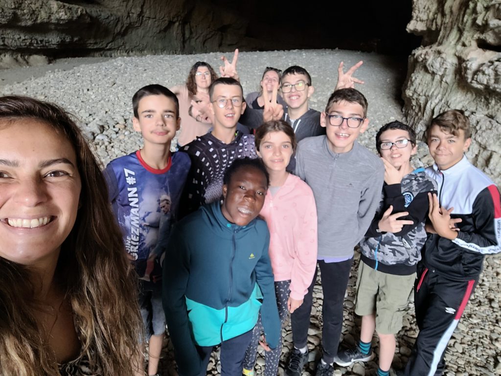 Selfie de groupe, les jeunes avec leurs accompagnantes