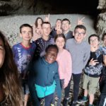 Selfie de groupe, les jeunes avec leurs accompagnantes