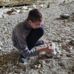Un jeune homme fait une création avec des pierres