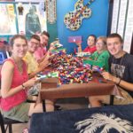 Les jeunes autour d'une table font des constructions en lego