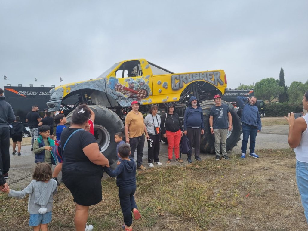 Les résidents posent devant un monster truck