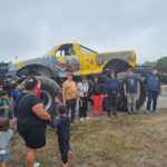 Les résidents posent devant un monster truck