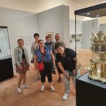 6 résidents devant des œuvres du Musée des Beaux-Arts de Carcassonne
