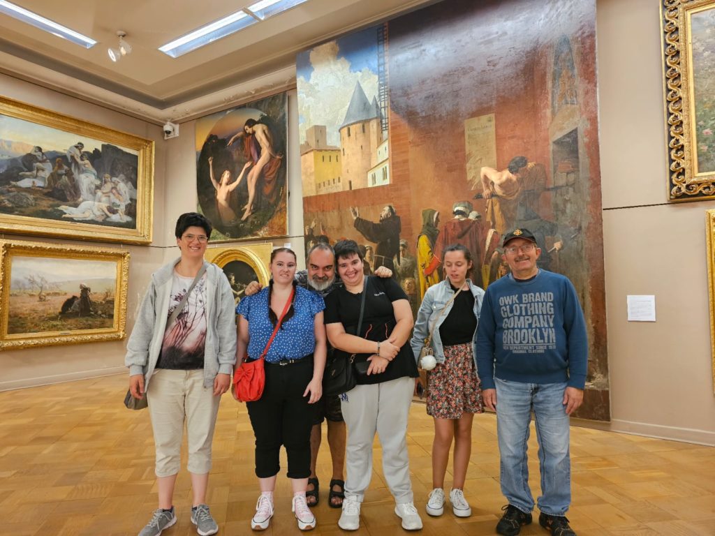 6 résidents devant les toiles du Musée des Beaux-Arts à Carcassonne