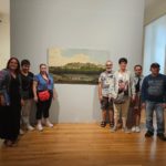 6 résidents et leur accompagnante devant des œuvres du Musée des Beaux-Arts de Carcassonne