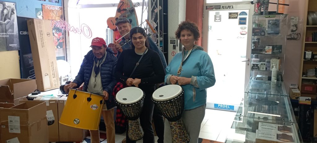 3 résidents et leur accompagnant dans le magasin de musique avec les nouveaux instruments