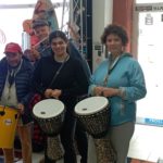 3 résidents et leur accompagnant dans le magasin de musique avec les nouveaux instruments