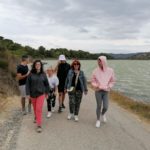 Un groupe de jeunes en promenade à l'étang de Doule à Peyriac de mer