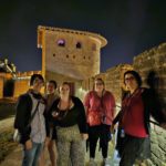 Le groupe de résidents au sein de la Cité de Carcassonne, dans les remparts