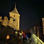 Le groupe de résidents au sein de la Cité de Carcassonne, dans les remparts