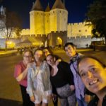 Le groupe de résidents devant la Cité de Carcassonne