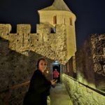 Le groupe de résidents au sein de la Cité de Carcassonne, dans les remparts