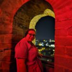 Une résidente au sein de la Cité de Carcassonne, sous une lumière rouge