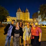 Le groupe de résidents devant la Cité de Carcassonne