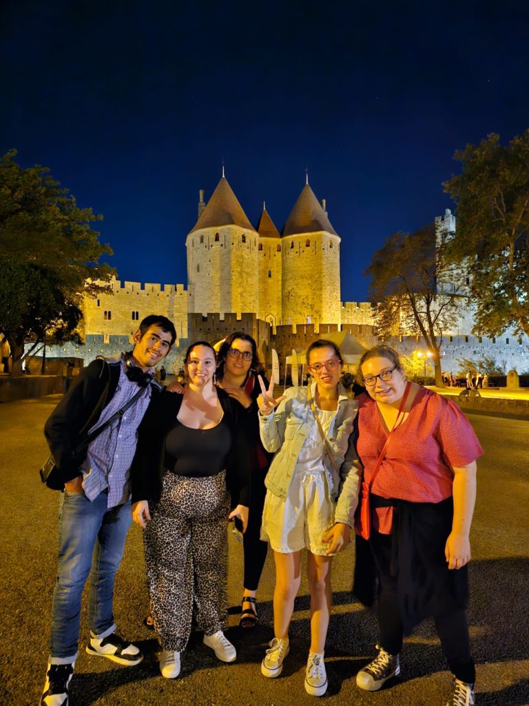 Le groupe de résidents devant la Cité de Carcassonne