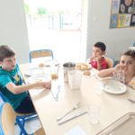 3 enfants à table